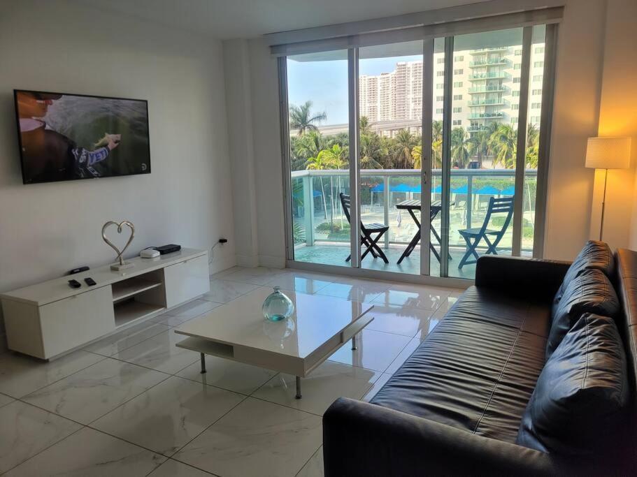 Modern 1 Bedroom Condo, Steps From Beach, Free Parking! Golden Beach Exteriér fotografie